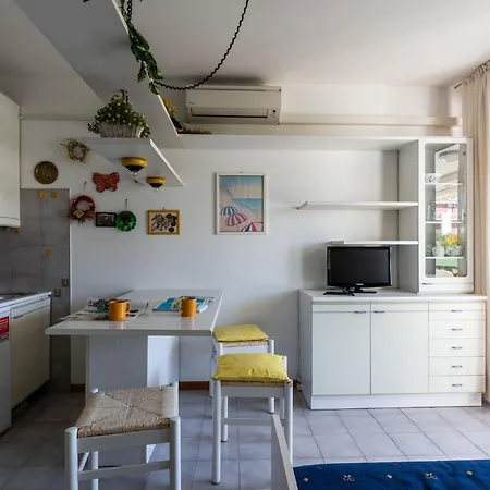 Beachside For Four Guests In アパート